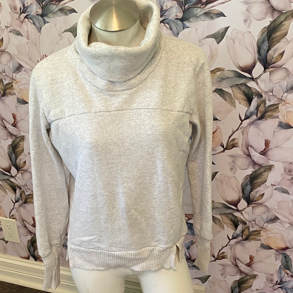 ALO Yoga Heather Light Gray Sweatshirt